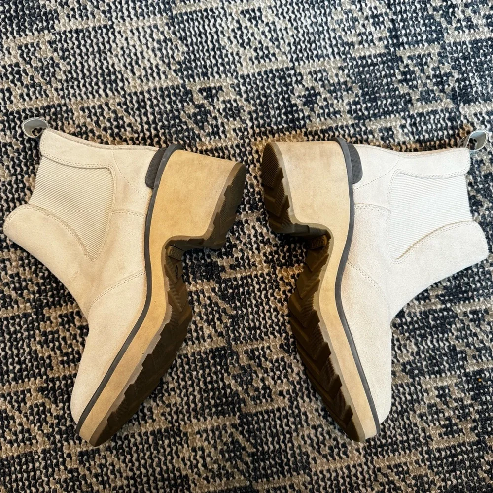 Sorel Cream Hi-Line Heel Chelsea Boot size 9